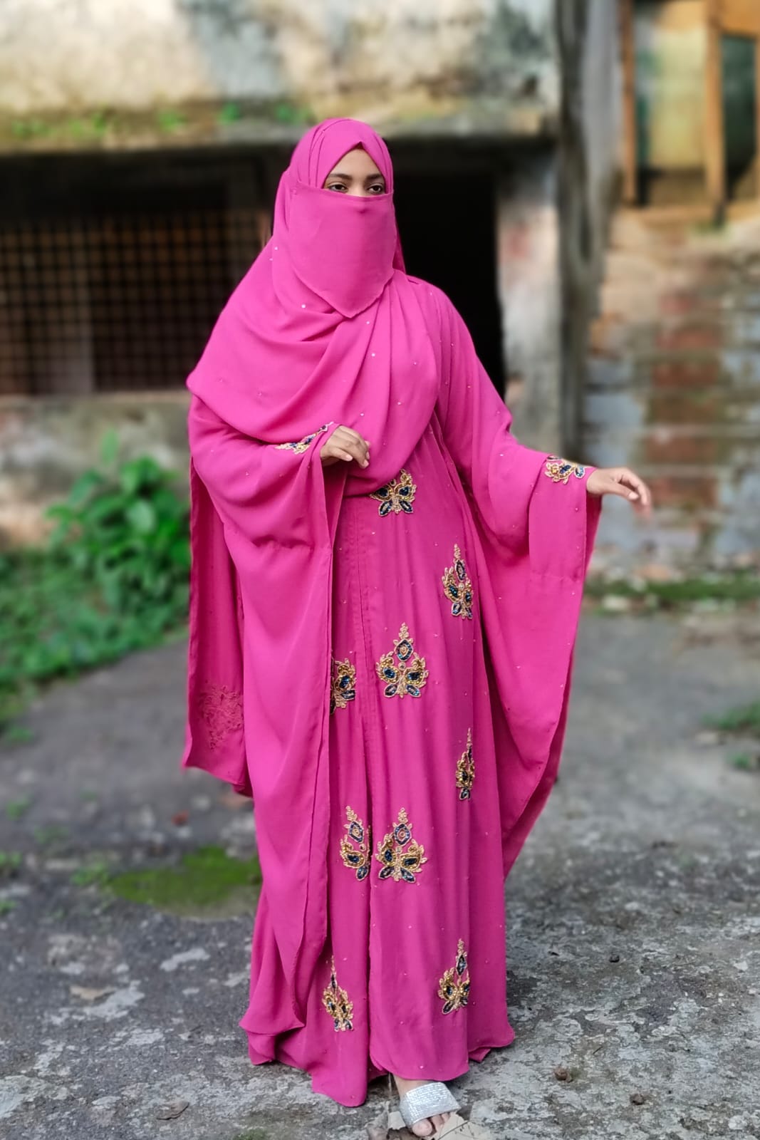 প্রি-অর্ডারে রয়াল চেরি নকশি হ্যান্ড ওয়ার্ক বোরখা | কাস্টম কালার কালেকশন - Image 3