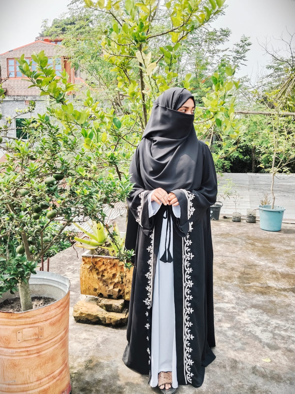 প্রি-অর্ডারে রয়াল চেরি নকশি হ্যান্ড ওয়ার্ক বোরখা | কাস্টম কালার কালেকশন