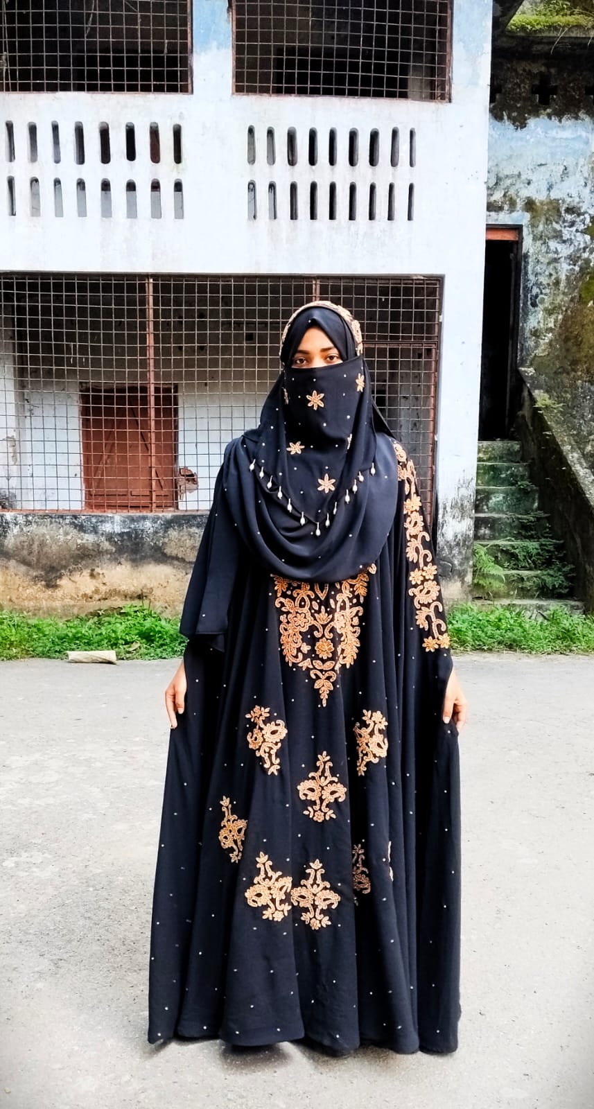প্রি-অর্ডারে রয়াল চেরি নকশি হ্যান্ড ওয়ার্ক বোরখা | কাস্টম কালার কালেকশন - Image 5