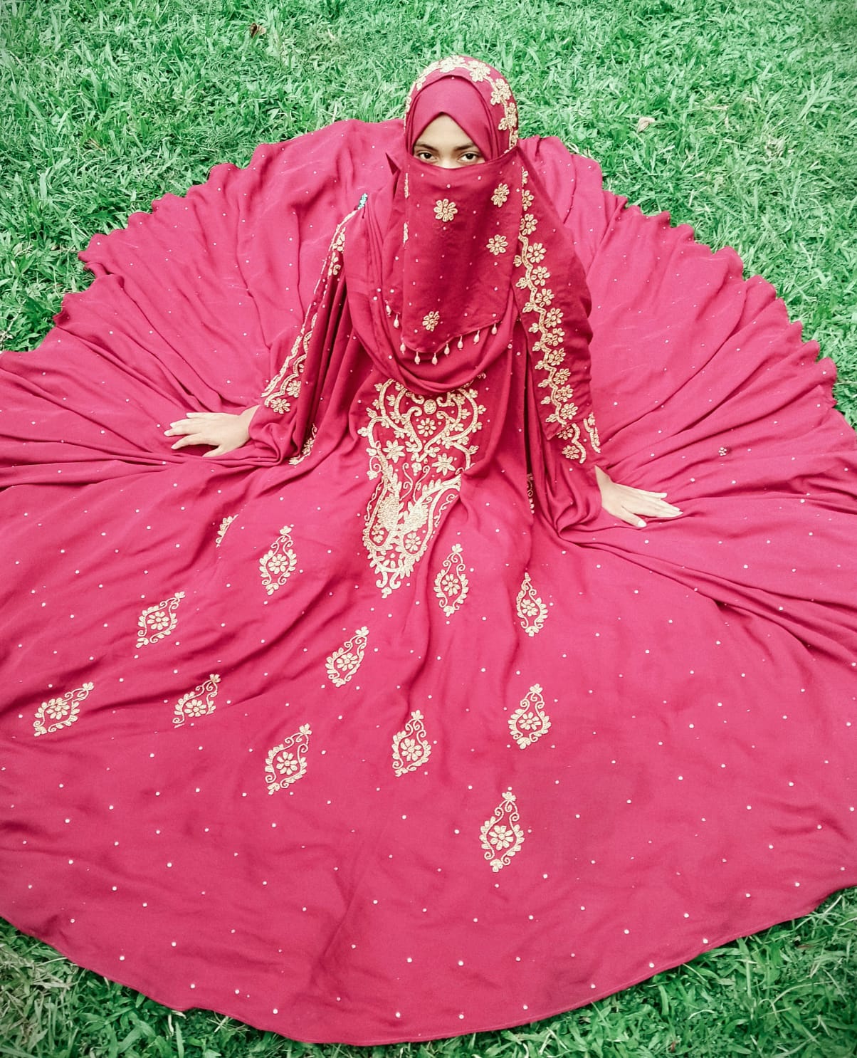 প্রি-অর্ডারে রয়াল চেরি নকশি হ্যান্ড ওয়ার্ক বোরখা | কাস্টম কালার কালেকশন