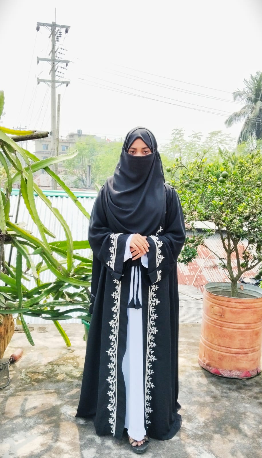 প্রি-অর্ডারে রয়াল চেরি নকশি হ্যান্ড ওয়ার্ক বোরখা | কাস্টম কালার কালেকশন - Image 2