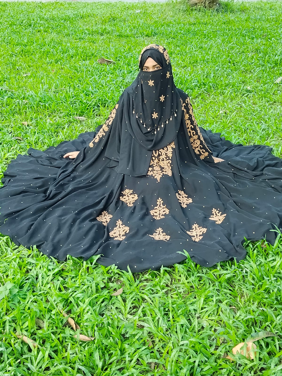 প্রি-অর্ডারে রয়াল চেরি নকশি হ্যান্ড ওয়ার্ক বোরখা | কাস্টম কালার কালেকশন - Image 3